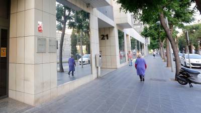 Imagen de la entrada a varios juzgados de Primera Instància de la Avinguda Roma 21. Foto: Pere Ferré