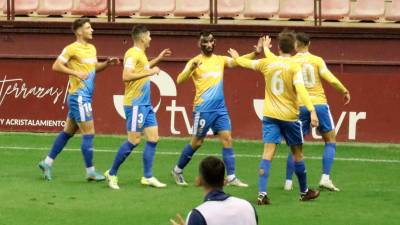 Los jugadores del Nàstic celebran el 0-1 anotado por Lupu en el choque ante el Racing Rioja en Las Gaunas. Foto: Nàstic