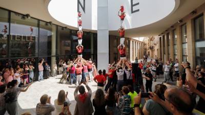 La Colla Vella i la Colla Joves dels Xiquets de Valls van cloure l’acte amb els dos pilars d’homenatge davant del Museu Casteller. Foto: Pere Ferré