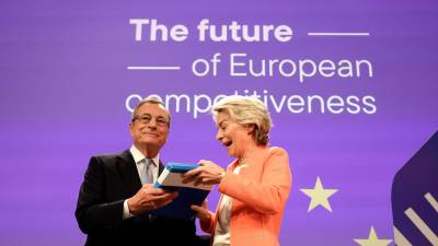 Mario Draghi, autor del informe Draghi, junto a la presidenta de la Comisión Europea, Ursula von der Leyen. Foto: EFE