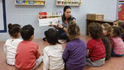 Un grupo de niños de P-2, en el rincón de lectura de la Llar d’Infants. FOTO: PERE FERRÉ