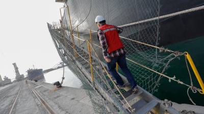 Un trabajador de Next Maritime en Tarragona asciende por una escalerilla de un barco. Foto: Pere Ferré