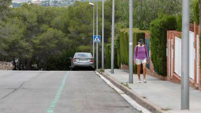 La zona verde de Tarragona 2 está vacía buena parte del día y solo se llena cerca de la escuela cuando hay horario de entrada y salida Foto: Pere Ferré