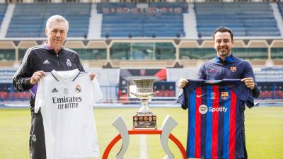 Carlo Ancelotti y Xavi Hernández posan junto al trofeo de la Supercopa de España. Foto: Pablo García