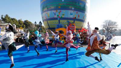 Uno de los nuevos espectáculos del Carnaval de PortAventura, inspirado en las mascaradas venecianas, ayer en la inauguración de la temporada. Foto: Pere Ferré