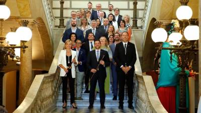 Los 27 concejales del nuevo mandato, el pasado sábado en las escaleras del Ayuntamiento. Foto: Pere Ferré