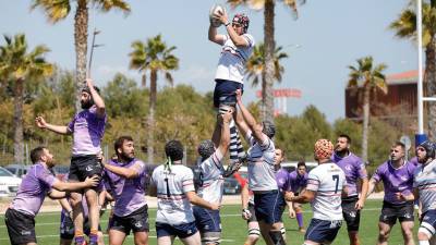 El Rugby Tarragona en la final de la Primera Catalana que disputaron ante el Fénix en la Anella Mediterránea. Foto: Pere FErre
