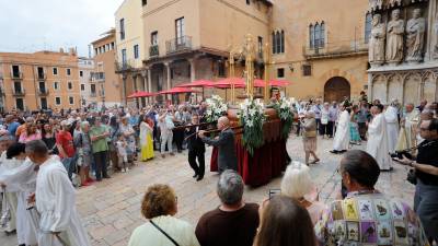 La processó de Corpus de Tarragona va tenir inici i final al Pla de la Seu, amb gran expectació familiar. Foto: Pere Ferré