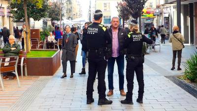 Dos agentes de la Guàrdia Urbana en la calle Canyelles en la campaña de Navidad 2023. Foto: GUT