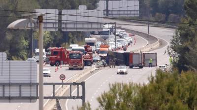 Imagen de archivo de un camión accidentado en la AP-7. Foto: Pere Ferré