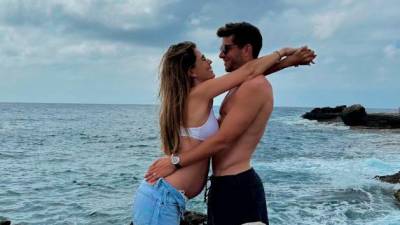 Coral Simanovich y Sergi Roberto, en una foto de sus redes anunciando el embarazo.