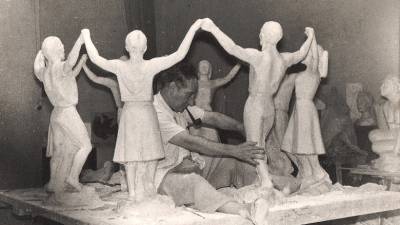 Cañas trabajando en la obra en su taller de Banyeres. FOTO: FUNDACION CAÑAS