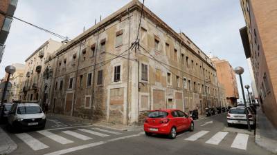 El edificio se encuentra en la calle Santiyán, número 8, justo al lado de la iglesia de San Nicolás de Bari. Foto: Pere Ferré/DT