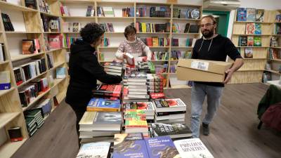 Elisabeth Sánchez Legaz, Dolors Bosch Martín, y Andreu Piñol Guiral trabajando en la nueva librería. Foto: Pere Ferré