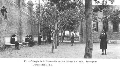 El edificio era un colegio de niñas donde además había internado. La imagen corresponde a alumnas en el patio durante los años veinte. Foto del libro ‘Les cases-Col·legi Teresianes a Tarragona’ de Ramon Giner