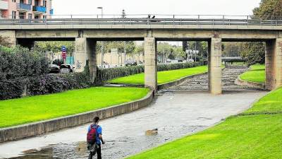 El puente siempre ha sido una barrera arquitectónica que partía la villa marinera en dos partes. Foto: pere ferré