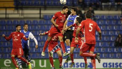 Denis Coch disputa un cuero aéreo en el duelo de la primera vuelta en el Rico Pérez. Foto: diario la información