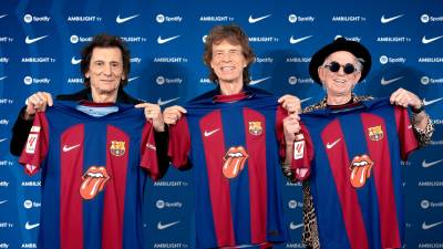 Mick Jagger (centro), Keith Richards (derecha) and Ronnie Wood (izquierda) posan con la camiseta que el FC Barcelona lucirá el 28 de octubre ante el Real Madrid. Foto: EFE/EPA/FC Barcelona