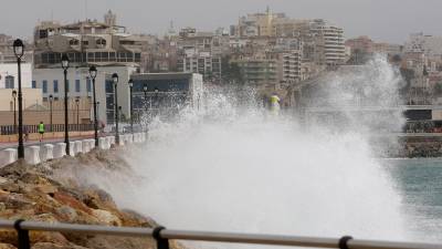 Protecció Civil pide extremar la precaución en las zonas de costa y los paseos marítimos. Foto: Lluís Milián