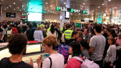 El vestíbulo de Sants, cercano a la zona de acceso a la alta velocidad, lleno de gente esperando poder acceder a las vías. Foto: ACN