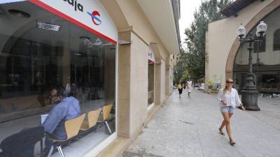 Imagen de la oficina que Ibercaja ha abierto provisionalmente en la antigua Caixa Agrària, en la Vila. Foto: pere ferré