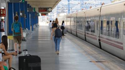Un tren AVE en la estación Camp de Tarragona.