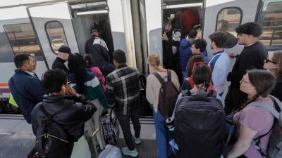 Durante la afectación por el humo, los trenes de la línea R2 Sur han continuado circulando. Foto: Pere Ferré