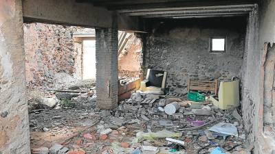 En el interior de la construcción, deteriorada, hay restos de obras, sofás, bolsas y botellas. Foto: Alba Mariné