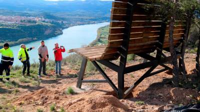 Membres de Figot Tours celebrant la instal·lació del banc gegant al mirador de Vall de Porcs de Riba-roja d’Ebre. Foto: ACN