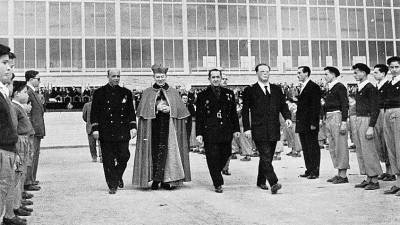 El cardenal Arriba y Castro, pasa por delante de los alumnos en posici&oacute;n de firmes el d&iacute;a de la inauguraci&oacute;n de la Laboral. FOTO: dt