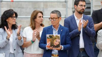 Minuto de silencio en la Plaça de la Font en recuerdo de Laura, la última víctima de la violencia machista en Tarragona, esta semana. Foto: Pere Ferré