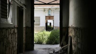 Imagen de ayer del estado en el que actualmente se encuentra el inmueble situado en la calle López Peláez. Foto: Pere Ferré