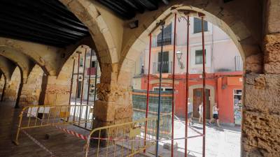 Las bóvedas apuntaladas de los porches de la calle Merceria. foto: pere ferré