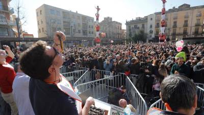 Un dels moments durant el concurs de menjar calçots que es fa cada any a Valls. Foto: Pere Ferré