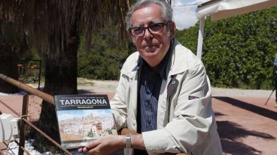 Fermí Carré con su libro, el tercero más vendido de Tarragona. Foto: perré ferré