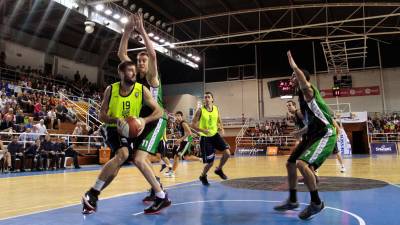 En 2013 el CBT, dirigido por Berni Álvarez, se impuso al CB Quart en el Serrallo para conquistar su segunda Lliga Catalana EBA en la última vez que la competición se disputó en la pista tarraconense. Foto: Pere Ferré