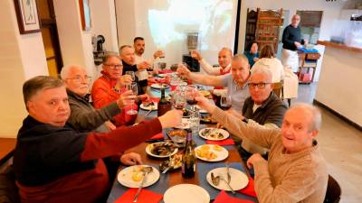 Compañeros de trabajo, ayer de cena en el restaurante Varadero de Tarragona. FOTO: Àngel Ullate