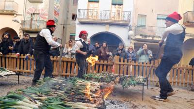 La demostració de com es couen els calçots de forma correcte a la plaça de l’Oli. Foto: Pere Ferré