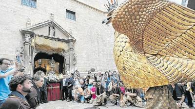 L’Àliga de Reus oferint, a les portes de la Prioral de Sant Pere, el ball solemne curt. Foto: Alfredo González