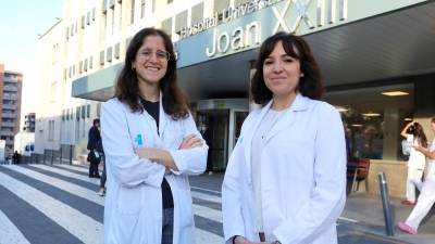 Las doctoras Ángela Monterde y Mireia Álvarez. FOTO: Pere Ferré