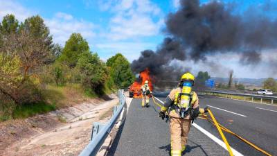 Los bomberos en el lugar de los hechos. Foto: Bombers