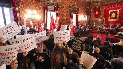 Imagen de la protesta que llevaron a cabo ayer los empleados municipales para consolidar las plazas de funcionarios interinos. FOTO: PERE FERRÉ