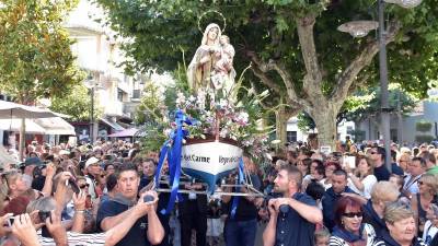 En Cambrils la tradicional procesión tuvo lugar desde la plaza de la Església de Sant Pere. Foto: Alfredo González