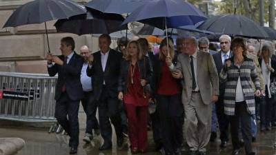 La consellera Irene Rigau i l'exvicepresidenta Joana Ortega van declarar dimarts acompanyades d'altres càrrecs polítics i de gent que anà a donar-hi suport. Foto: EFE