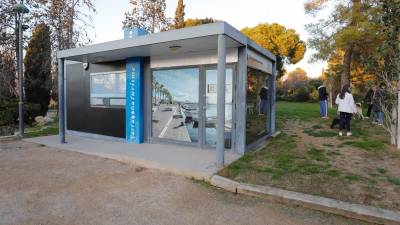 La caseta del Camp de Mart se adecuará y se instalarán contenedores para colocar baños públicos. Foto: Pere Ferré