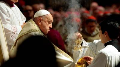 El papa Francisco celebra la Misa de Nochebuena el día en que abre la Puerta Santa para marcar la inauguración del Año Santo Católico 2025, o Jubileo, en la Basílica de San Pedro, en el Vaticano. Foto: EFE