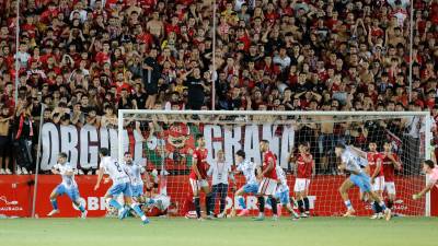 Instante del segundo gol del Málaga, en el último minuto de partido. Foto: Pere Ferré