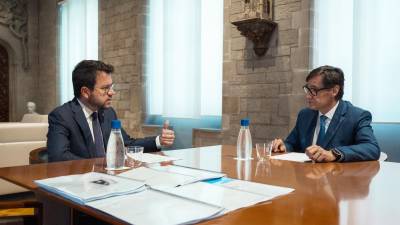 El hasta ahora presidente de la Generalitat, Pere Aragonès, se reunió este mediodía en el Palau de la Generalitat con el presidente electo, Salvador Illa, tras el debate de investidura, para hacer el traspaso institucional de carpetas. Foto: EFE