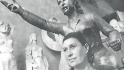“Maruja” Roqué, com li deien al Perú, al taller d’Artemio Ocaña, davant l’escultura de Micaela Bastidas.