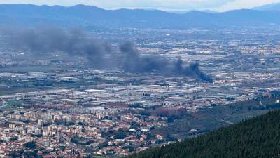 La gran columna de humo después de la explosión. Foto: EFE